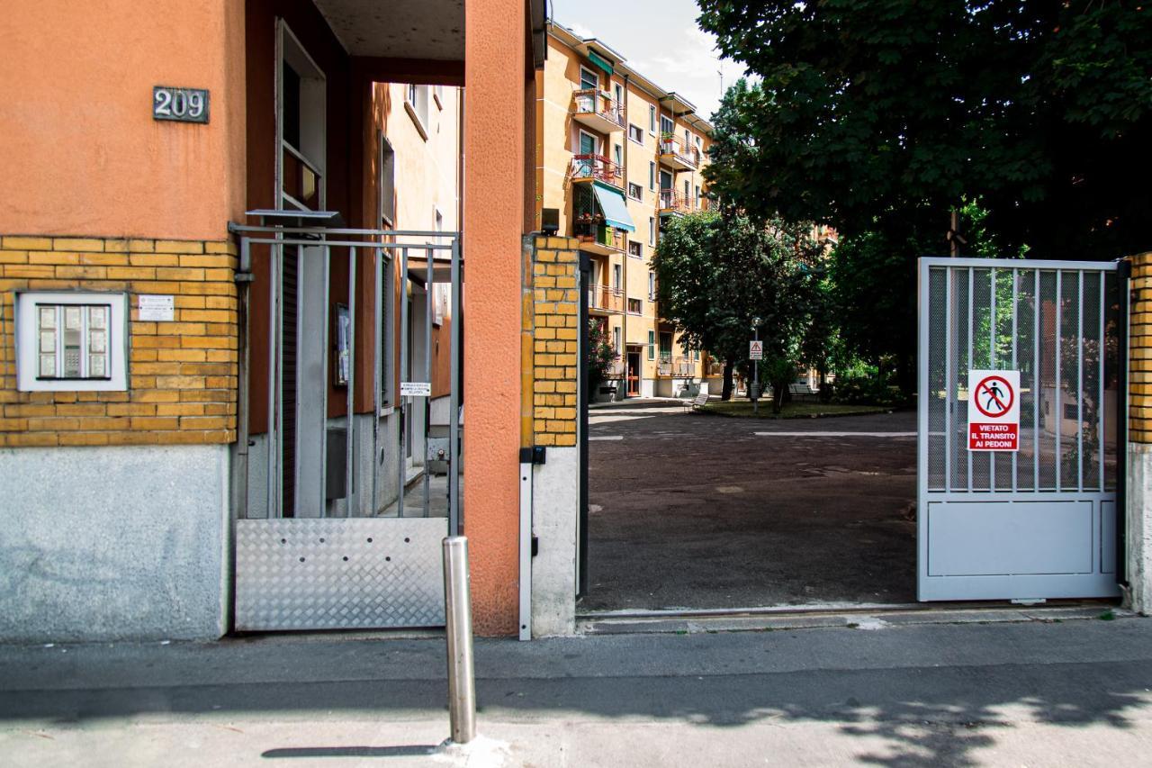 Lorenteggio 209 Milan Bagian luar foto